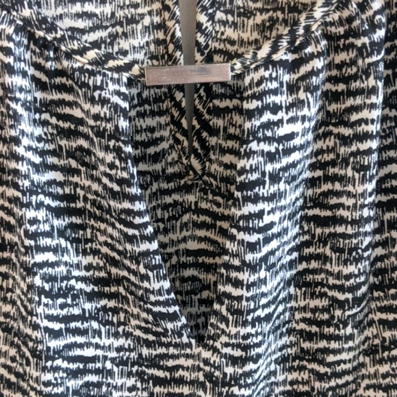 Lightweight Sleeveless Blouse - Picture 5 of 6